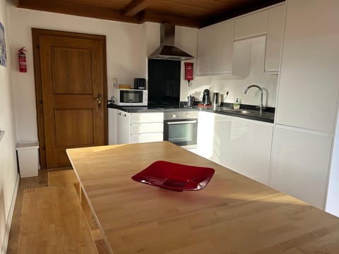 Kitchen or kitchenette, minibar