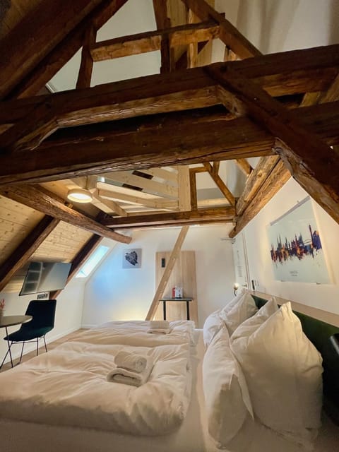 Bed, TV and multimedia, Photo of the whole room, Seating area, Bedroom