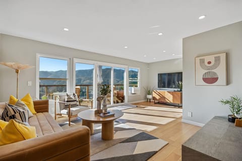 TV and multimedia, Living room, Decorative detail, Seating area, Mountain view