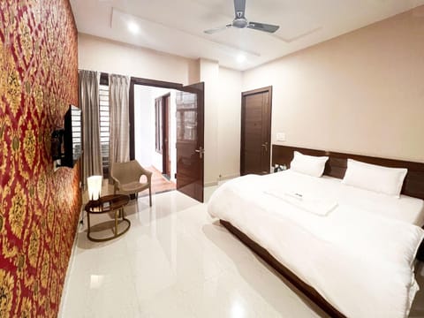 Bed, TV and multimedia, Balcony/Terrace, Photo of the whole room, Decorative detail, Bedroom, fireplace, towels, VIP