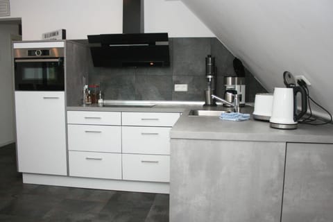 Coffee/tea facilities, Kitchen or kitchenette, dishwasher, stove, toaster, kitchen