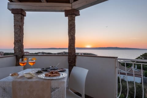 Natural landscape, View (from property/room), Balcony/Terrace, Dining area, Sea view