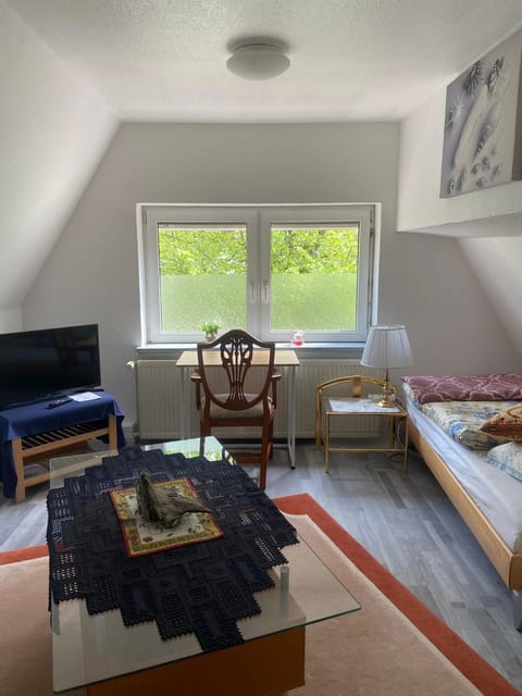 Bed, TV and multimedia, Photo of the whole room, Seating area, Bedroom