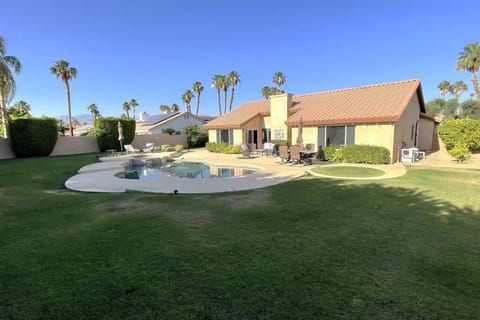 Property building, Garden, Garden view, Pool view, Swimming pool