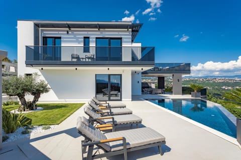 Property building, Patio, Day, Natural landscape, View (from property/room), Balcony/Terrace, Balcony/Terrace, Seating area, Mountain view, Pool view, Swimming pool, sunbed