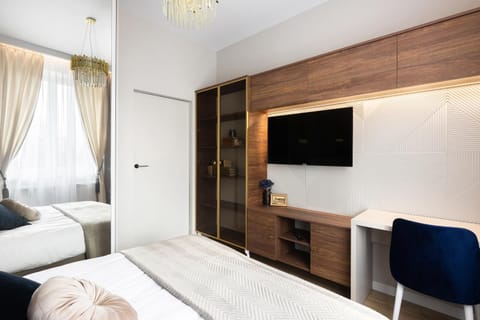 Bed, TV and multimedia, Bedroom, hair dresser, wardrobe