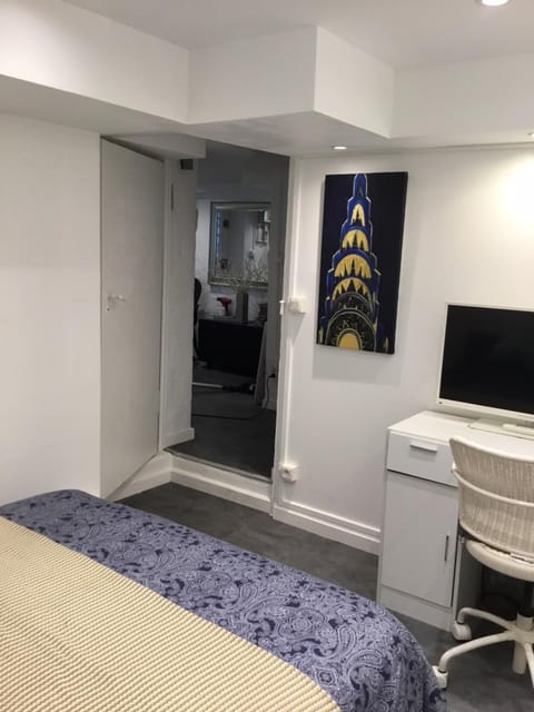 Bed, TV and multimedia, Photo of the whole room, Bedroom, hair dresser