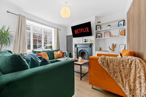 TV and multimedia, Living room, Seating area, Evening entertainment