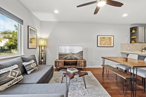 Mid-century home in Zilker with a backyard House in Zilker