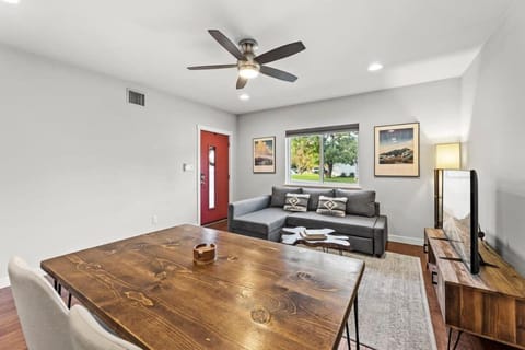 Mid-century home in Zilker with a backyard House in Zilker