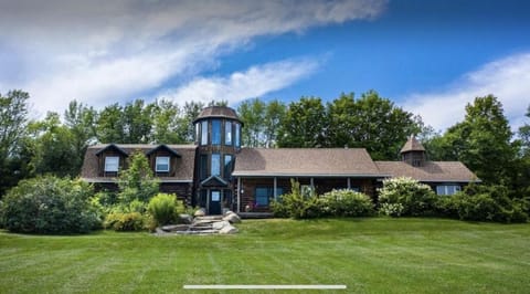 Hillside Estate - 14 Acre Waterfront Log home on Lake Champlain Villa in Grand Isle