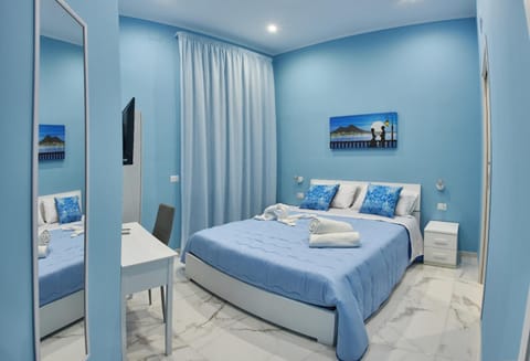 Bed, TV and multimedia, Photo of the whole room, Bedroom, towels