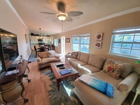 Bahamian Cottage - Heated Pool Walk to the Beach Apartment in Cape Canaveral