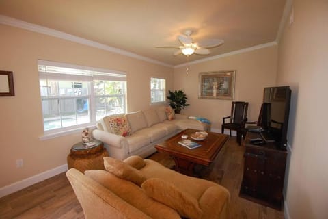 Bahamian Cottage - Heated Pool Walk to the Beach Apartment in Cape Canaveral