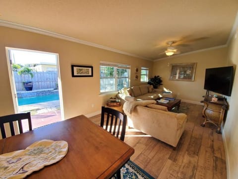 Bahamian Cottage - Heated Pool Walk to the Beach Apartment in Cape Canaveral