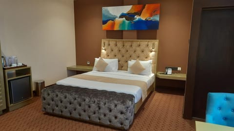 Bed, Photo of the whole room, Bedroom, oven