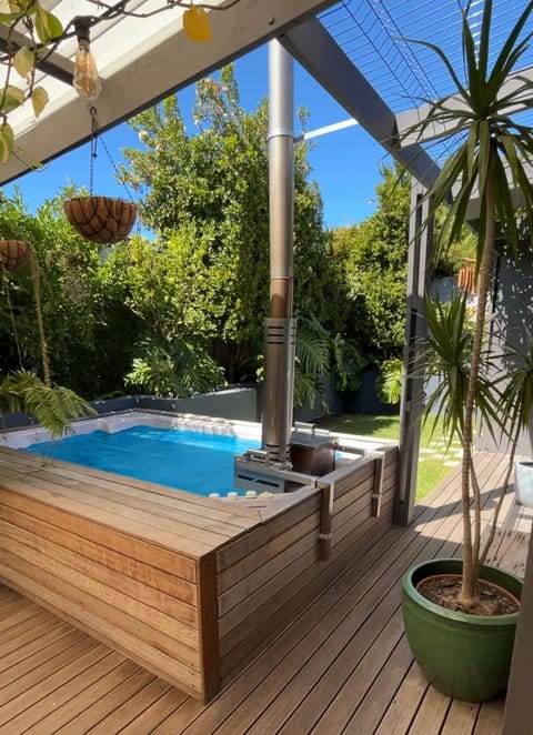 Patio, Day, Natural landscape, Garden, Garden, Hot Tub, Hot Tub, Garden view, Pool view, Swimming pool, Swimming pool