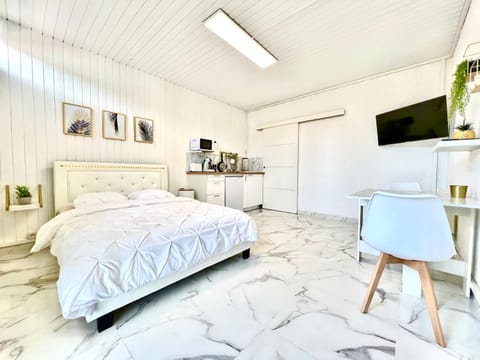 TV and multimedia, Photo of the whole room, Bedroom