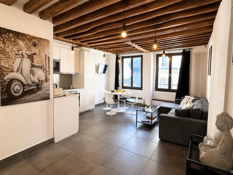 TV and multimedia, Kitchen or kitchenette, Living room, Seating area