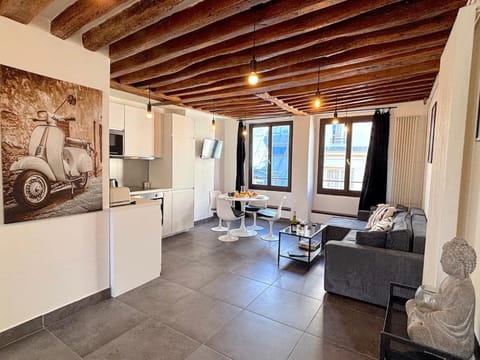 TV and multimedia, Kitchen or kitchenette, Living room, Seating area