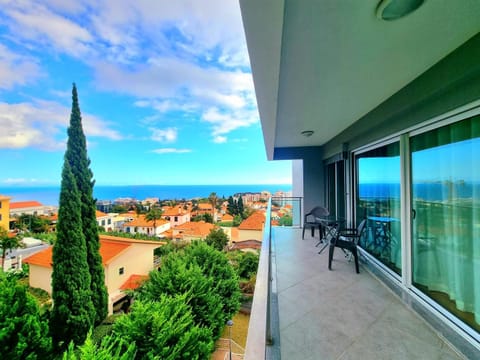 Property building, Patio, Day, Natural landscape, View (from property/room), Balcony/Terrace, Seating area, Sea view, Area and facilities, Area and facilities