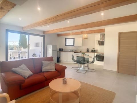 TV and multimedia, Kitchen or kitchenette, Living room, Seating area, Dining area, minibar, pet friendly