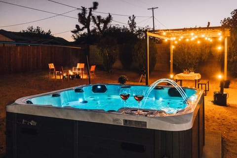 Minutes to JT National Park, Hot Tub & Game Room House in Joshua Tree