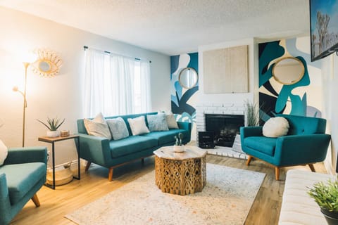 Minutes to JT National Park, Hot Tub & Game Room House in Joshua Tree