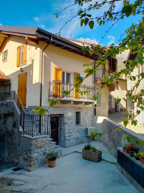 Property building, Day, Neighbourhood, Street view