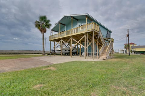 Near Boat Ramp Home with Deck and Grill in Freeport House in Alvin
