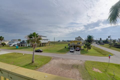 Near Boat Ramp Home with Deck and Grill in Freeport House in Alvin