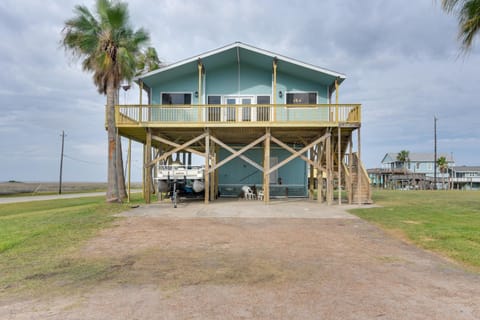 Near Boat Ramp Home with Deck and Grill in Freeport House in Alvin