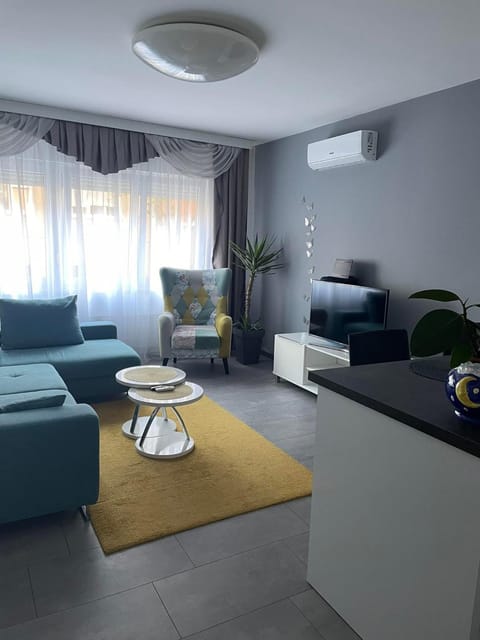 TV and multimedia, Living room, Seating area, air conditioner