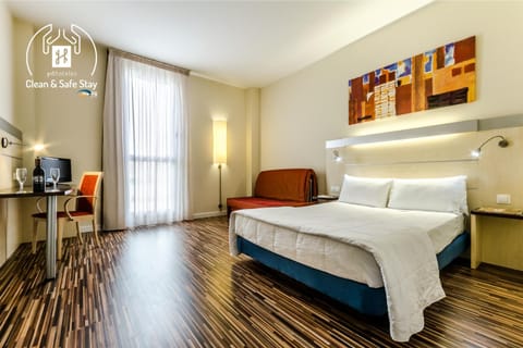 Toilet, Bed, TV and multimedia, Photo of the whole room, Decorative detail, Bedroom