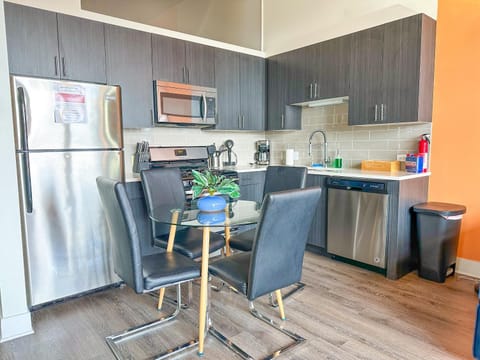 Cozy 2BR South Loop Condo with Optional Parking and Gym Near McCormick Place, Public Transit & City Hotspots Apartment in South Loop