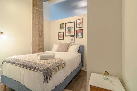 Cozy 2BR South Loop Condo with Optional Parking and Gym Near McCormick Place, Public Transit & City Hotspots Apartment in South Loop