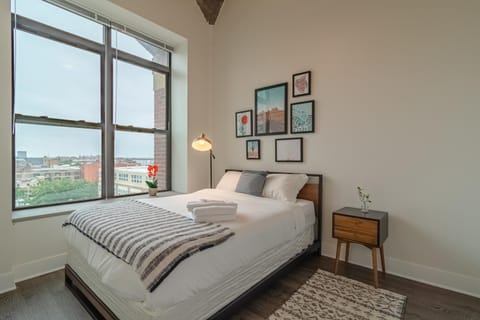 Cozy 2BR South Loop Condo with Optional Parking and Gym Near McCormick Place, Public Transit & City Hotspots Apartment in South Loop