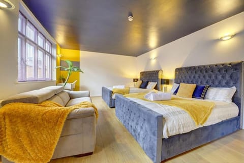 Bed, Living room, Photo of the whole room, Seating area, Bedroom