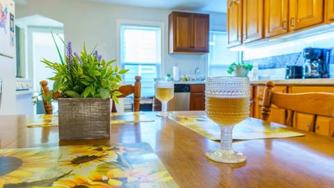 3 BR Southside Pad - Sleeps 8 - Amazing Location Apartment in Pittsburgh