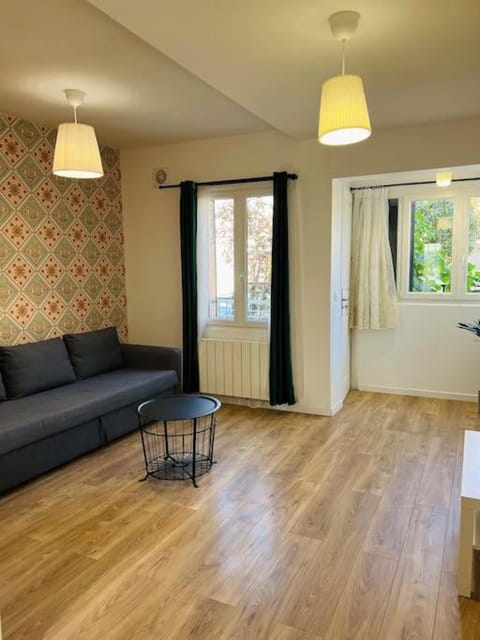 Appart PARIS Sud - calme & lumineux - RER B 2 minutes Apartment in Île-de-France