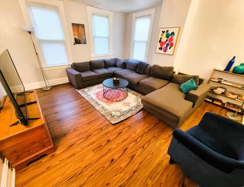 3 BR - Off Street Parking - Amazing View Nearby Apartment in Pittsburgh