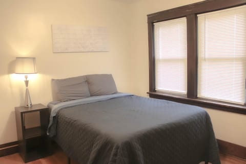 Comfy and Spacious 3 BR - Easy City Access Apartment in Pittsburgh