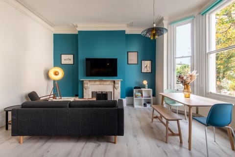 TV and multimedia, Living room, Seating area, Dining area