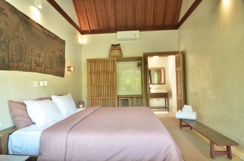 Bed, Photo of the whole room, Bedroom, towels, air conditioner