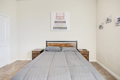 Meticulously-maintained 3-BR Townhouse w/ Backyard ~ Double-Story! House in Rosenberg