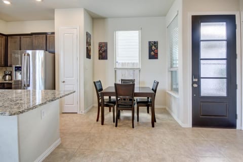 Meticulously-maintained 3-BR Townhouse w/ Backyard ~ Double-Story! House in Rosenberg