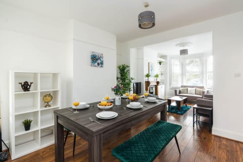 Living room, Food and drinks, Seating area, Dining area