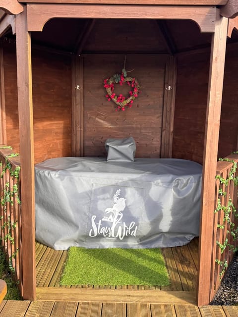 WildView Cosy Glamping with Outdoor Bath and stunning scenery House in England