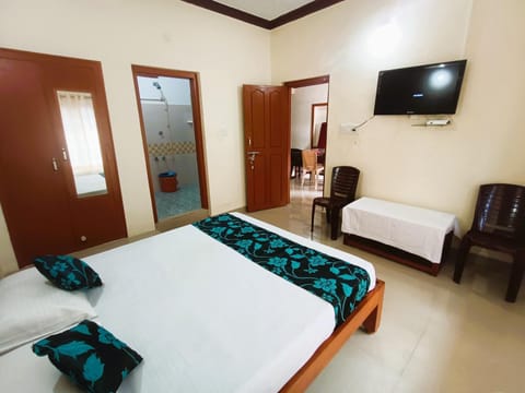 Toilet, Bed, Bathroom, TV and multimedia, View (from property/room), Photo of the whole room, Bedroom, hair dresser, wardrobe
