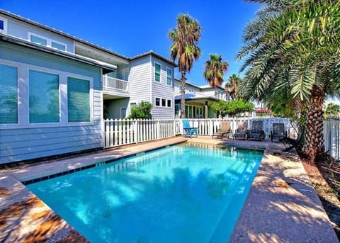 Property building, Garden, Swimming pool